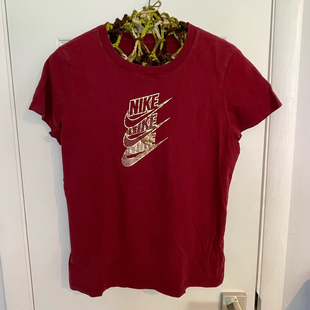 Nike maroon tee size M